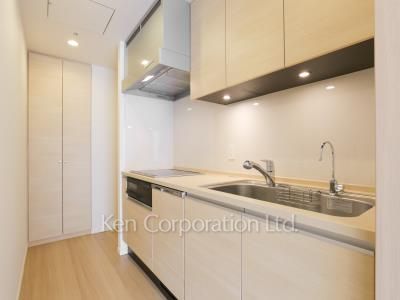 Kitchen ※Photo of the same layout on 20 floor. Decoration and fixture may differ.