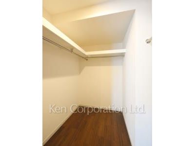 Walk-In Closet ※Photo of the same layout on 33 floor. Decoration and fixture may differ.