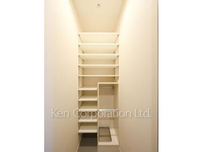 Shoes-In Closet ※Photo of the same layout on 33 floor. Decoration and fixture may differ.