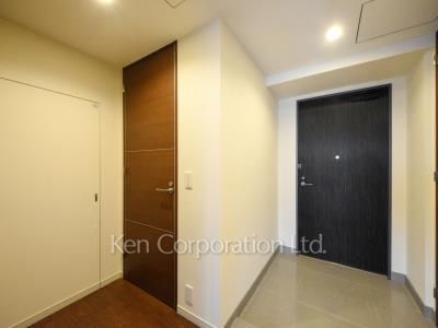 Entrance ※Photo of the same layout on 33 floor. Decoration and fixture may differ.