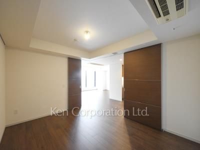 Master Bedroom ※Photo of the same layout on 33 floor. Decoration and fixture may differ.