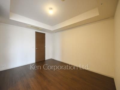 Master Bedroom ※Photo of the same layout on 33 floor. Decoration and fixture may differ.