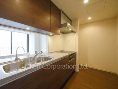 Kitchen ※Photo of the same layout on 33 floor. Decoration and fixture may differ.