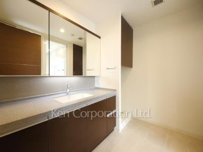 Powder Room ※Photo of the same layout on 33 floor. Decoration and fixture may differ.