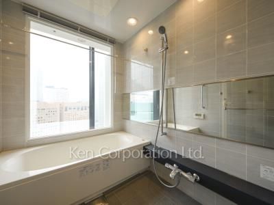 Bath ※Photo of the same layout on 33 floor. Decoration and fixture may differ.