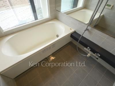 Bath ※Photo of the same layout on 33 floor. Decoration and fixture may differ.