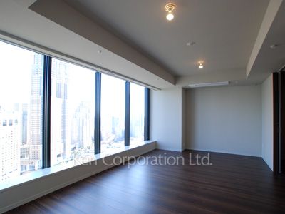 Living-Dining ※Photo of the same layout on 33 floor. Decoration and fixture may differ.
