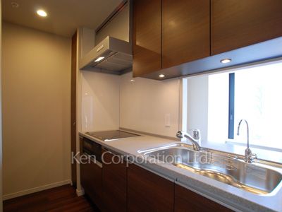 Kitchen ※Photo of the same layout on 33 floor. Decoration and fixture may differ.