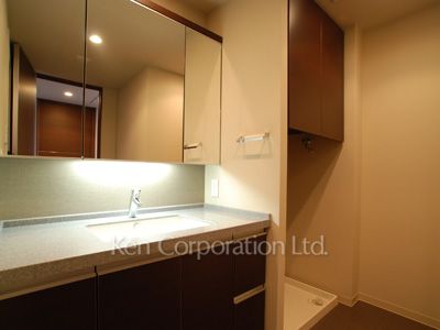 Powder Room ※Photo of the same layout on 33 floor. Decoration and fixture may differ.