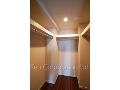 Closet ※Photo of the same layout on 33 floor. Decoration and fixture may differ.