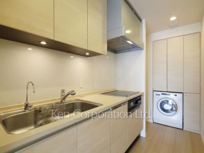 Kitchen ※Photo of the same layout on 29 floor. Decoration and fixture may differ.