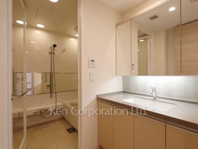 Powder Room ※Photo of the same layout on 29 floor. Decoration and fixture may differ.