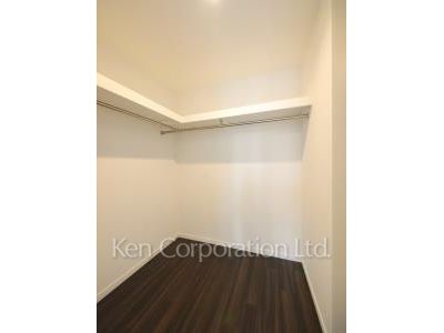 Walk-In Closet ※Photo of the same layout on 31 floor. Decoration and fixture may differ.