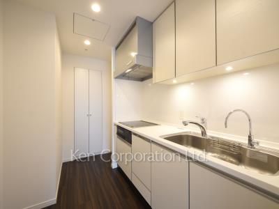 Kitchen ※Photo of the same layout on 31 floor. Decoration and fixture may differ.