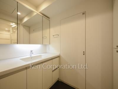 Powder Room ※Photo of the same layout on 31 floor. Decoration and fixture may differ.