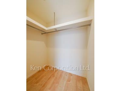 Walk-In Closet ※Photo of the same layout on 29 floor. Decoration and fixture may differ.