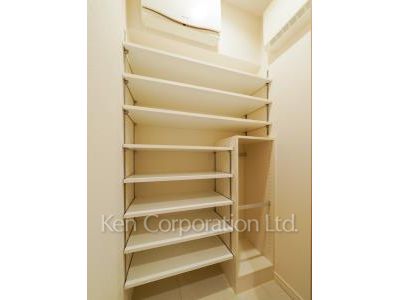 Shoes-In Closet ※Photo of the same layout on 29 floor. Decoration and fixture may differ.