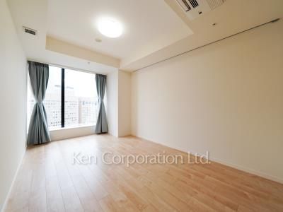 Master Bedroom ※Photo of the same layout on 29 floor. Decoration and fixture may differ.