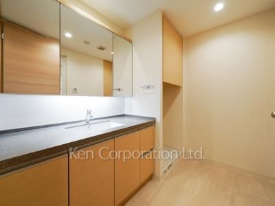 Powder Room ※Photo of the same layout on 29 floor. Decoration and fixture may differ.