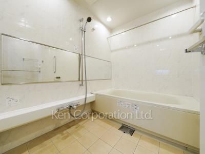 Bath ※Photo of the same layout on 29 floor. Decoration and fixture may differ.