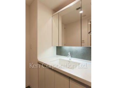 Powder Room ※Photo of the same layout on 34 floor. Decoration and fixture may differ.