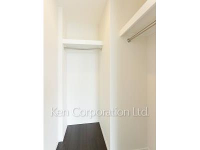 Walk-In Closet ※Photo of the same layout on 34 floor. Decoration and fixture may differ.