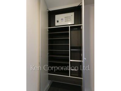 Shoes Closet ※Photo of the same layout on 34 floor. Decoration and fixture may differ.