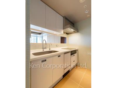 Kitchen ※Photo of the same layout on 9 floor. Decoration and fixture may differ.