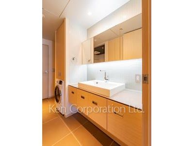 Powder Room ※Photo of the same layout on 9 floor. Decoration and fixture may differ.