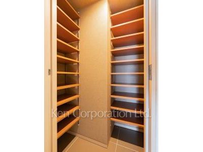 Closet ※Photo of the same layout on 9 floor. Decoration and fixture may differ.