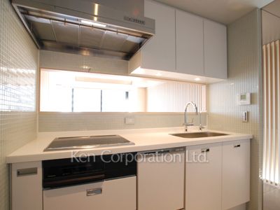 Kitchen ※Photo of the same layout on 8 floor. Decoration and fixture may differ.