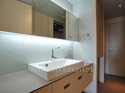 Powder Room ※Photo of the same layout on 8 floor. Decoration and fixture may differ.