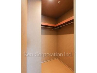 Walk-In Closet ※Photo of the same layout on 13 floor. Decoration and fixture may differ.