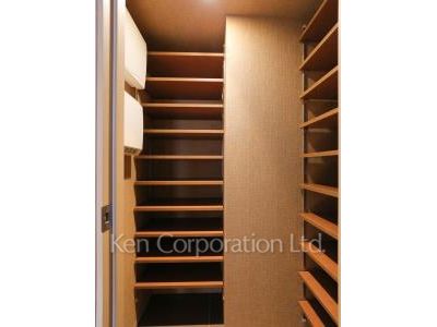 Shoes-In Closet ※Photo of the same layout on 13 floor. Decoration and fixture may differ.