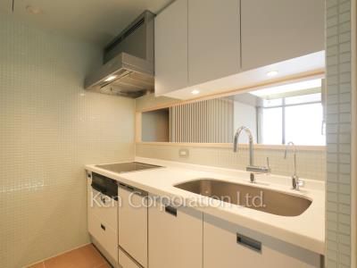Kitchen ※Photo of the same layout on 13 floor. Decoration and fixture may differ.