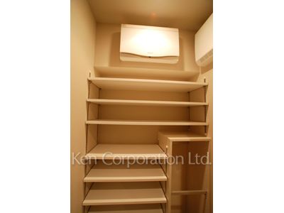 Shoes-In Closet ※Photo of the same layout on 21 floor. Decoration and fixture may differ.