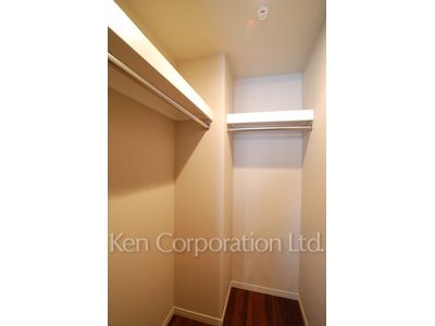 Walk-In Closet ※Photo of the same layout on 21 floor. Decoration and fixture may differ.