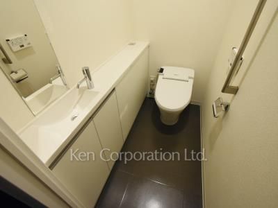 Lavatory ※Photo of the same layout on 25 floor. Decoration and fixture may differ.