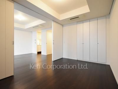Master Bedroom ※Photo of the same layout on 25 floor. Decoration and fixture may differ.