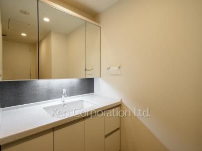 Powder Room ※Photo of the same layout on 25 floor. Decoration and fixture may differ.