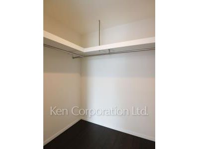 Walk-In Closet ※Photo of the same layout on 34 floor. Decoration and fixture may differ.