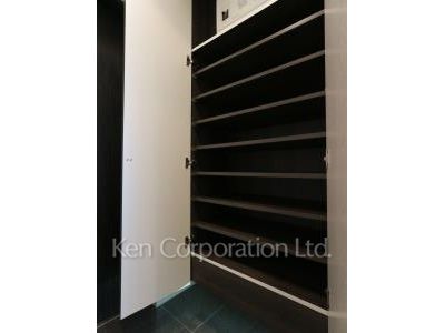 Shoes Closet ※Photo of the same layout on 34 floor. Decoration and fixture may differ.