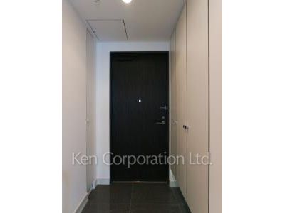 Entrance ※Photo of the same layout on 34 floor. Decoration and fixture may differ.