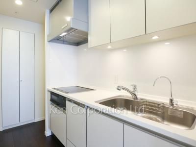 Kitchen ※Photo of the same layout on 34 floor. Decoration and fixture may differ.