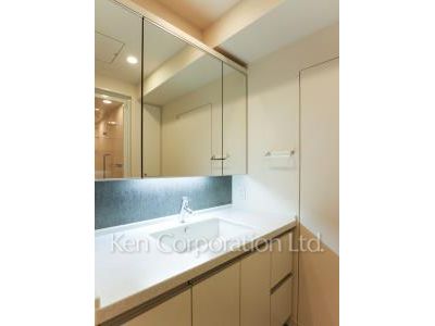 Powder Room ※Photo of the same layout on 34 floor. Decoration and fixture may differ.