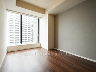 Master Bedroom ※Photo of the same layout on 33 floor. Decoration and fixture may differ.