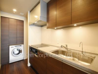 Kitchen ※Photo of the same layout on 33 floor. Decoration and fixture may differ.
