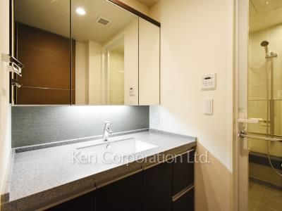 Powder Room ※Photo of the same layout on 33 floor. Decoration and fixture may differ.
