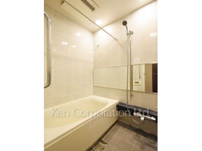 Bath ※Photo of the same layout on 33 floor. Decoration and fixture may differ.