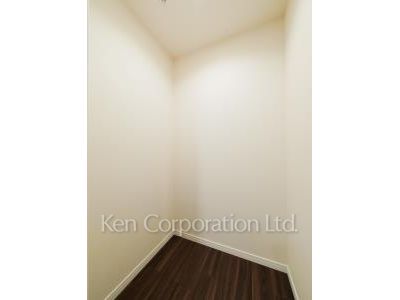 Walk-In Closet ※Photo of the same layout on 28 floor. Decoration and fixture may differ.
